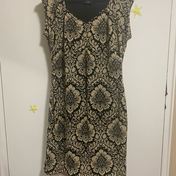 A patterned dress - Picture 3 of 5
